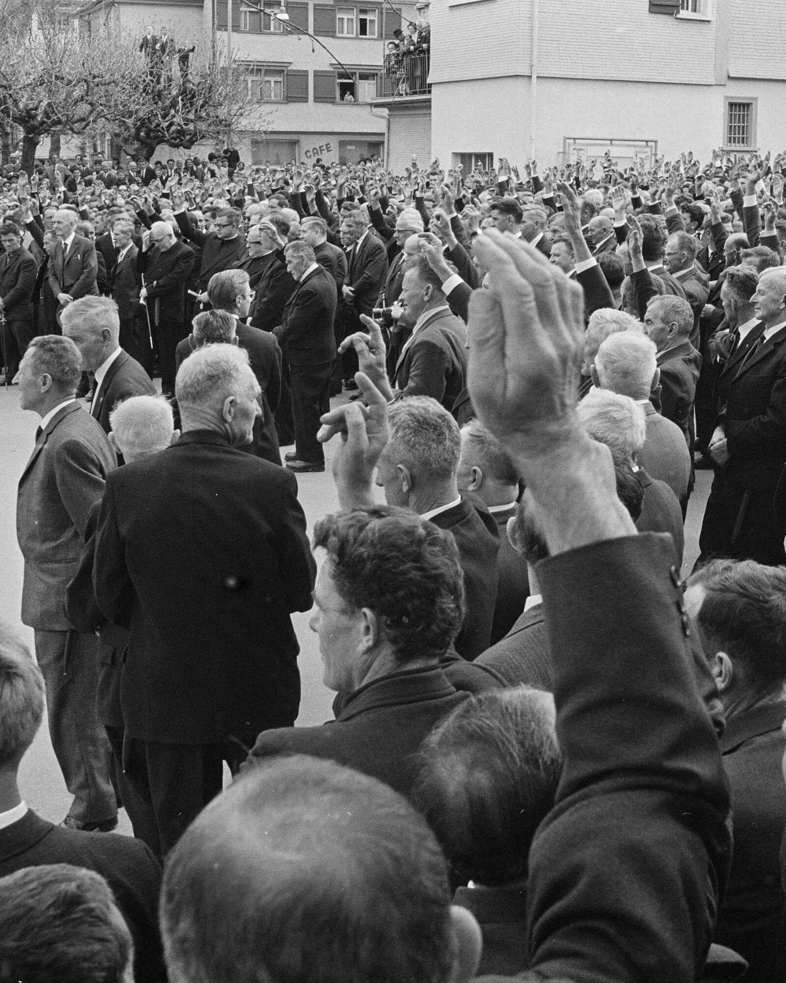 Männer heben bei der Landsgemeinde in Appenzell die Hand zur Abstimmung