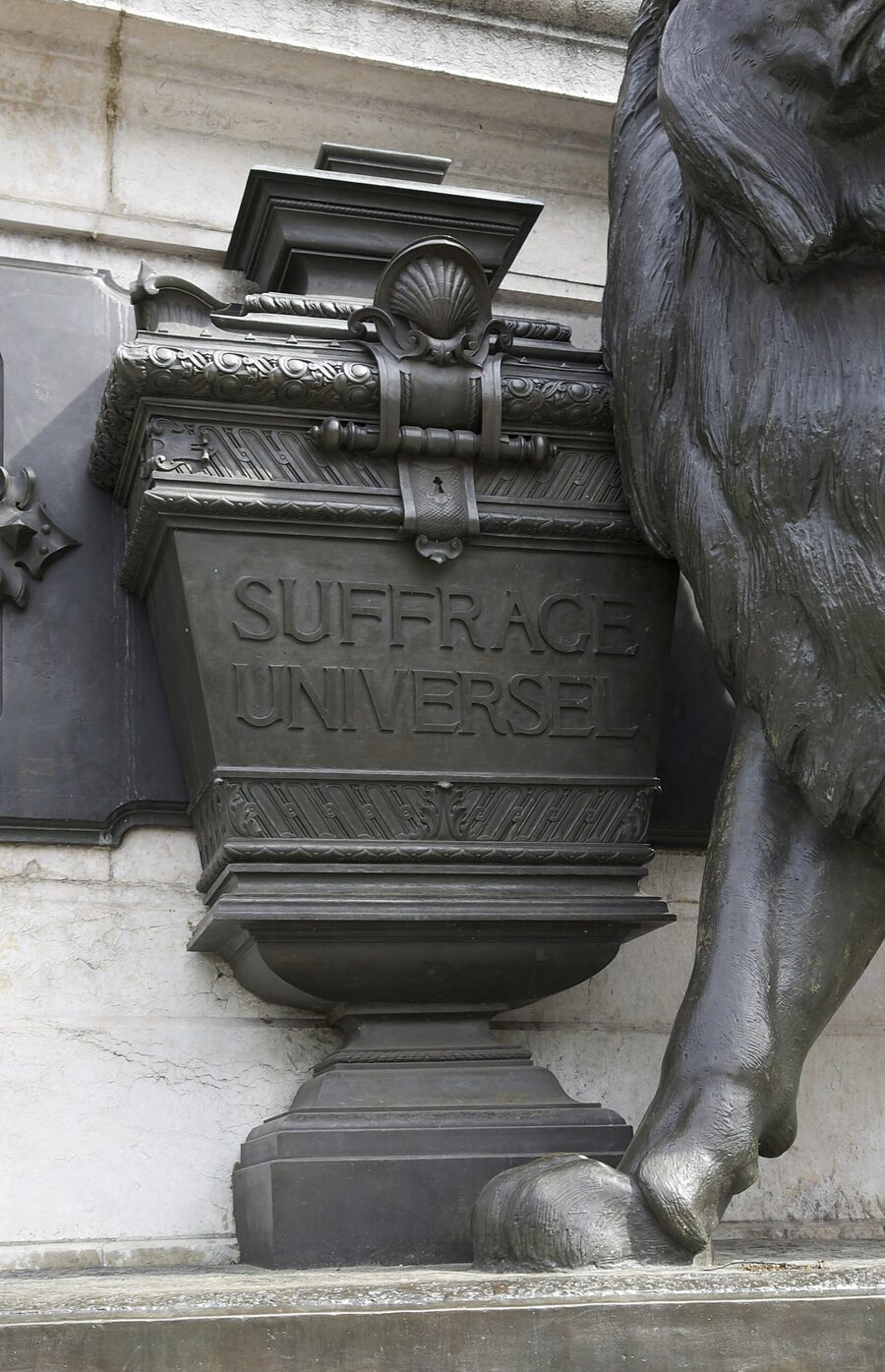 Bronzene Wahlurne mit der Inschrift Suffrage universel am Monument de la République in Paris